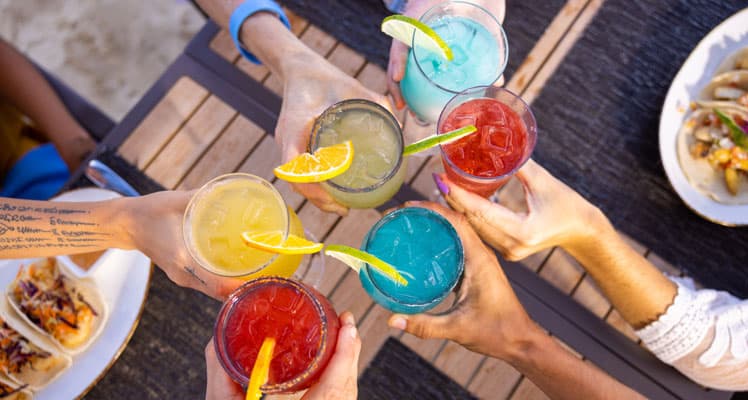 Enjoy a drink in the best all inclusive resorts in puerto morelos