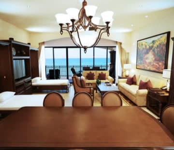 Habitaciones frente al mar en Puerto Morelos con sala, comedor y dos camas plegables