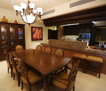 Habitación con cocina totalmente equipada y comedor