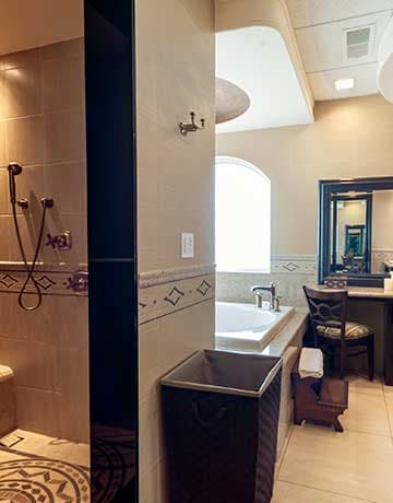 Suite en resort todo incluido con baño privado y regadera con tina, incluye espejo iluminado y secador de cabello