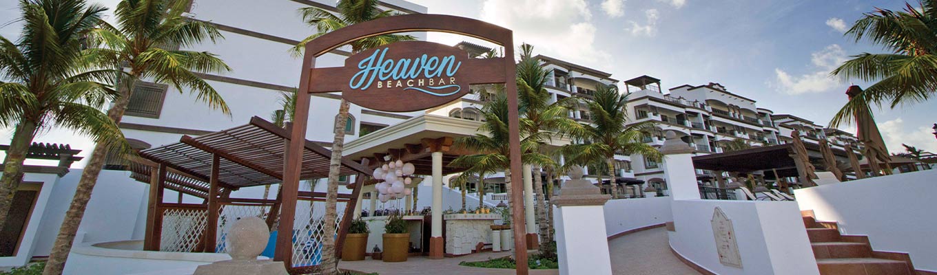 Disfruta de la vista que ofrece Heaven Beach Bar & Grill desde nuestro resort frente a la playa