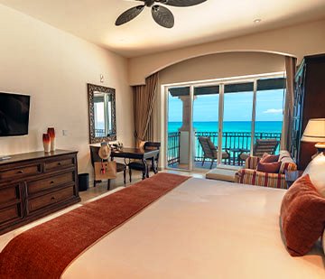 Junior Suite en Puerto Morelos con cama king size y balcón con vista al mar