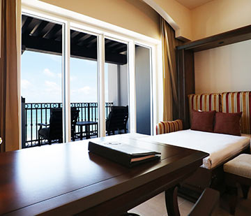 Alojamiento All Inclusive incluye suite con una cama plegable, área de descanso y balcón con vista al mar