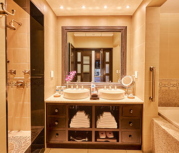 Suite en resort frente al mar con baño privado incluye espejo iluminado, doble lavabo y secador de cabello