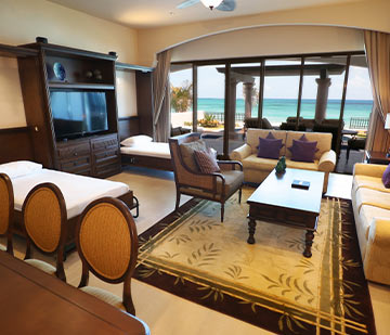 Master suite con sala, comedor y dos camas plegables en resort frente al mar