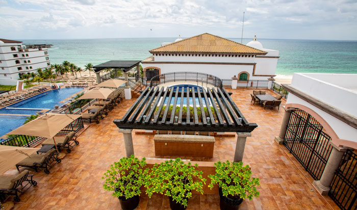 Terraza privada con vista al mar en nuestro Riviera Maya Resort