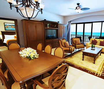 Penthouse en Resort todo incluido con sala, comedor y terraza con vista al mar