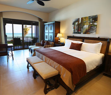 Habitación en hotel All Inclusive con cama king size y terraza privada