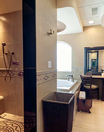 Master suite in Puerto Morelos with shower and tub, includes vanity mirror and hairdryer