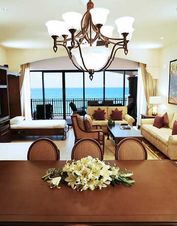 Master suite con sala, comedor y dos camas plegables en resort frente al mar